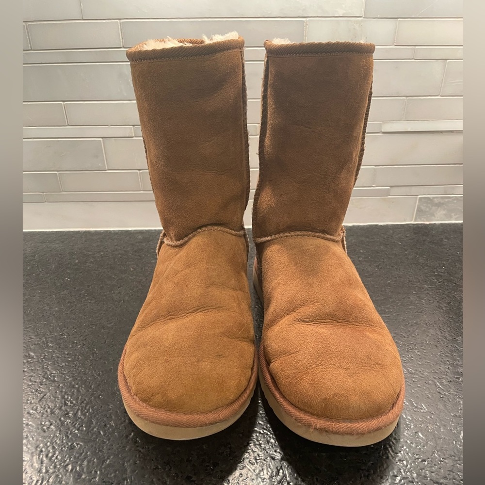 UGG Classic Short Boots, Womens Size 8 Wide